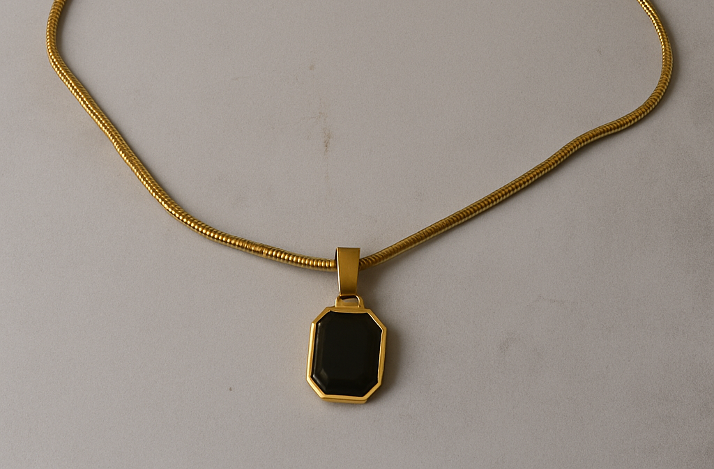 Classic Black Stone Pendant Necklace – Elegant Artificial Jewelry